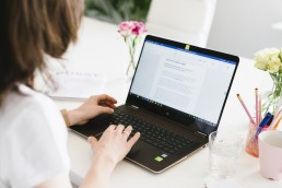 Vrouw werkt aan laptop