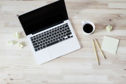 captions voor Instagram laptop op tafel